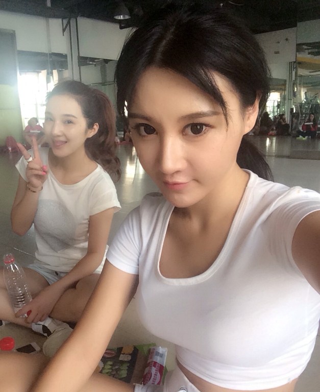 樊玲不穿内衣_不准美女穿内衣图片